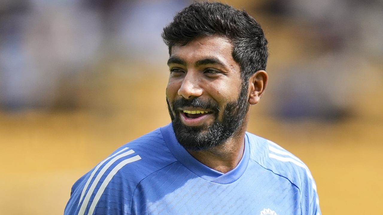 സ്പെഷ്യലിസ്റ്റ് ബൗളര്മാരായി നാല് പേരെയും ഭോഗ്ലെ ടീമില് ഉള്പ്പെടുത്തി. ഇന്ത്യയുടെ ജസ്പ്രീത് ബുംറ, അര്ഷ്ദീപ് സിംഗ്, വരുണ് ചക്രവര്ത്തി, അഫ്ഗാനിസ്ഥാന്റെ റാഷിദ് ഖാന് എന്നിവരെയാണ് ഭോഗ്ലെ ബൗളര്മാരായി തിരഞ്ഞെടുത്തത് (Image Credits : PTI)