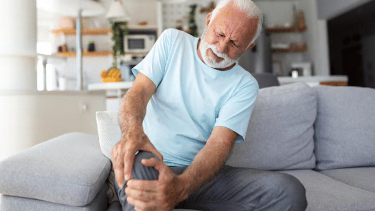 വീട്ടിലെ ടൈലുകളിലൂടെ നടക്കുമ്പോൾ സ്ലിപ്പറുകൾ ഉപയോ​ഗിക്കുക. വേദനാജനകമായ സന്ധികൾക്കും പേശികൾക്കും ചെറുചൂടുള്ള വെള്ളം ആശ്വാസം നൽകും. അതിനാൽ ശരീരത്തിൽ താപനില നിലനിർത്തുക.