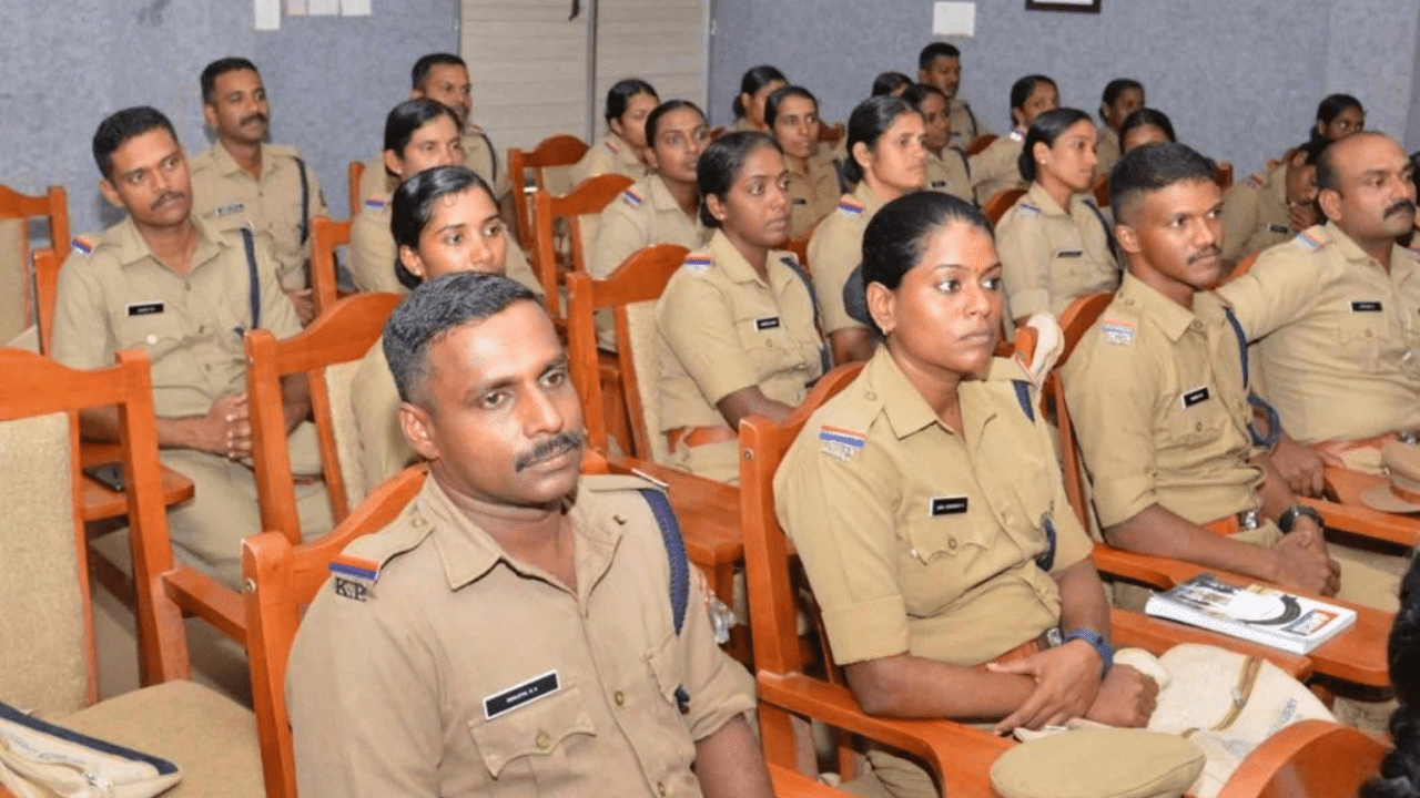 Kerala Police SI Recruitment: പിഎസ്‍സി വിളിക്കുന്നു, കേരള പോലീസിൽ എസ്ഐ ആകാം; 95,600 വരെ ശമ്പളം, അപേക്ഷിക്കേണ്ടത് ഇങ്ങനെ