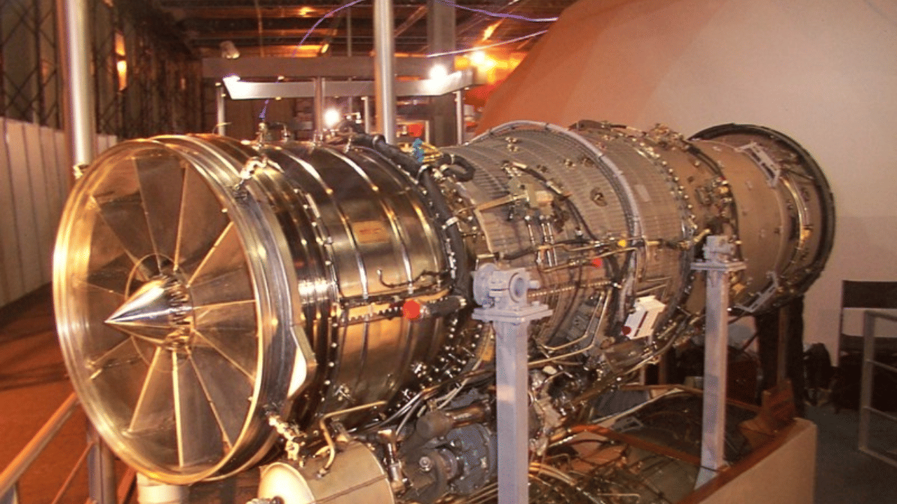 പ്രതിരോധ സാങ്കേതിക വിദ്യയിൽ വലിയ ചുവടുവെപ്പിനൊരുങ്ങുകയാണ് ഇന്ത്യ. ഇന്ത്യ തദ്ദേശീയമായി വികസിപ്പിച്ച കാവേരി എൻജിൻ വിമാനത്തിൽ ഘടിപ്പിച്ചുള്ള പരീക്ഷണ പറക്കലിനാണ് ഒരുങ്ങുന്നത്. സൈനീക ഉപയോഗത്തിന് സ്വന്തമായി നൂതന എഞ്ചിൻ എന്നതാണ് ഇന്ത്യയുടെ ലക്ഷ്യം. ഇതിനാണ് ഈ സുപ്രധാന ചുവടുവെപ്പിലൂടെ സാധ്യമാകുന്നത്. (Image Credits: Social Media)