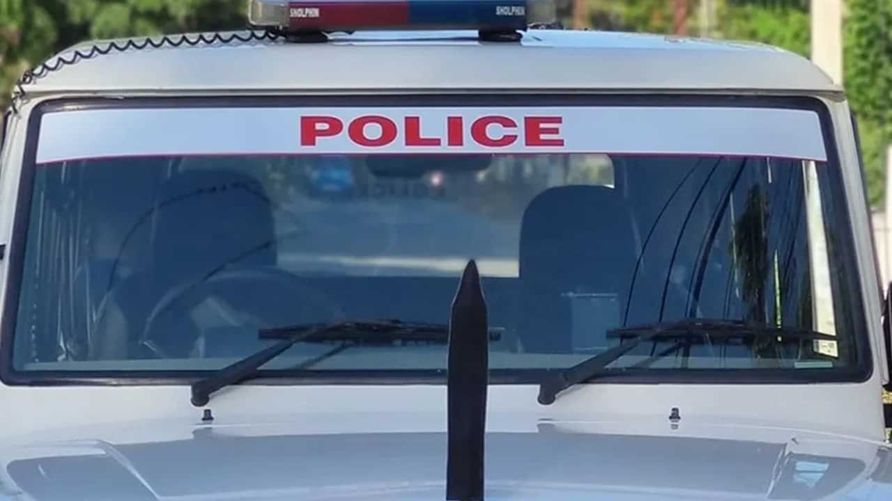 Crime News : തൃശൂര് മാളയില് ഭാര്യയെ വെട്ടിപ്പരിക്കേല്പിച്ചു, ഗുരുതര പരിക്ക്; ഭര്ത്താവ് കസ്റ്റഡിയില് Crime News : തൃശൂര് മാളയില് ഭാര്യയെ വെട്ടിപ്പരിക്കേല്പിച്ചു, ഗുരുതര പരിക്ക്; ഭര്ത്താവ് കസ്റ്റഡിയില്