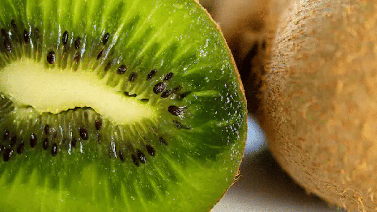 കിവി പഴത്തിൻ്റെ തൊലി കളയാതെ കഴിക്കുന്നതിലൂടെ നിങ്ങളുടെ ചർമ്മം മിനിസമുള്ളതും തിളക്കമുള്ളതുമായി മാറുന്നു. എന്നാൽ ചിലർക്ക് ഇതിൻ്റെ തൊലി കഴിക്കുമ്പോൾ ചൊറിച്ചിൽ അനുഭവപ്പെടാറുണ്ട്. പൂമ്പൊടിയോട് അലർജിയുള്ളവർക്ക് കിവിയുടെ തൊലിയും അലർജിയുണ്ടാക്കും. (Image Credits: Freepik)