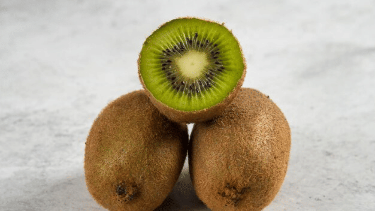 കിവിയുടെ തൊലി കഴിക്കുന്നതിലൂടെ 50 ശതമാനം നാരുകൾ‍ ശരീരത്തിലെത്തുന്നതായാണ് ആരോ​ഗ്യ വിദ​ഗ്ധർ പറയുന്നത്. കൂടാതെ ഇവ വിറ്റാമിൻ ബി 9, വിറ്റാമിൻ ഇ എന്നിവ 34 ശതമാനം വർദ്ധിപ്പിക്കുന്നു. (Image Credits: Freepik)
