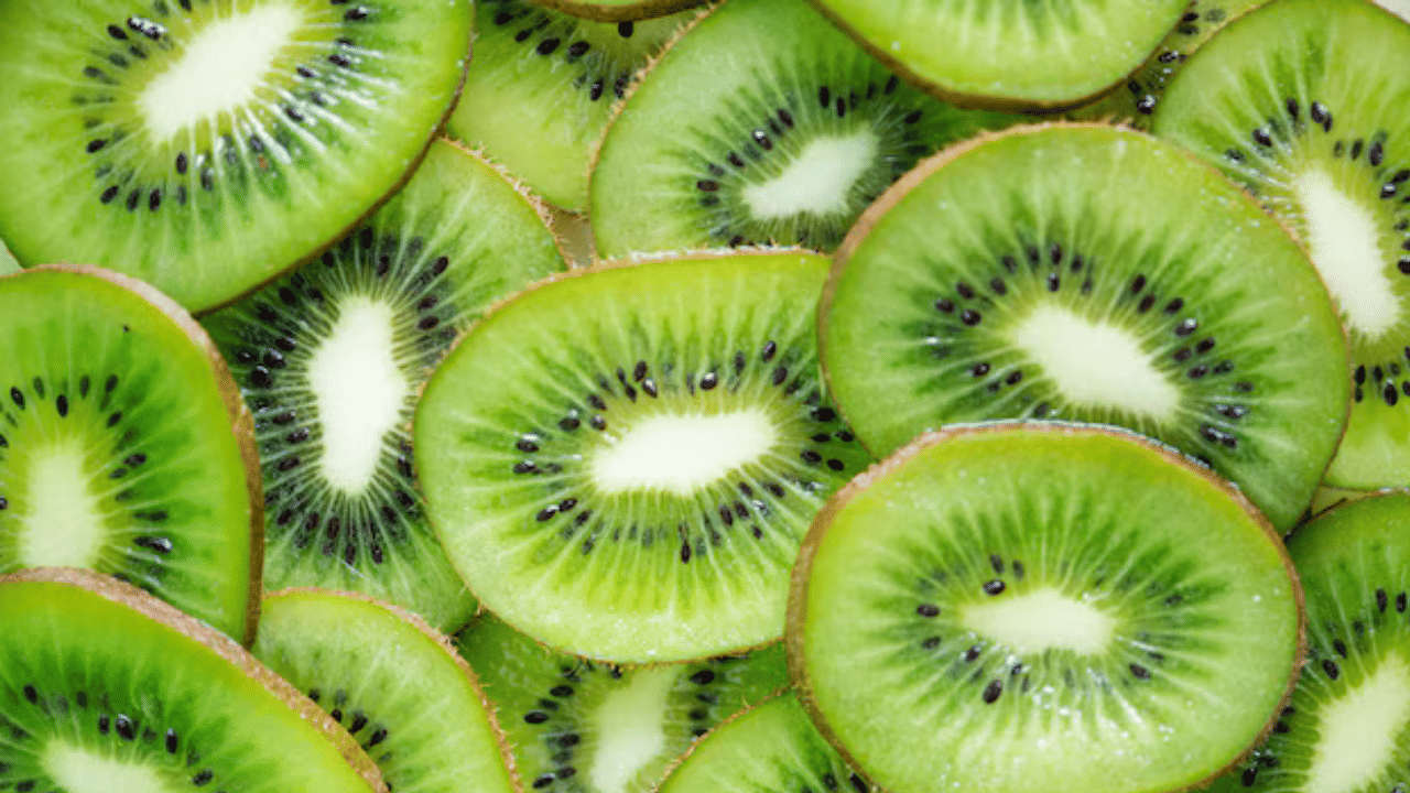 എന്നാൽ കിവി കഴിക്കുന്നതിന് മുമ്പ് അതിൻ്റെ തൊലി കളയണോ? മിക്ക ആളുകളും തൊലി കളഞ്ഞ് തന്നെയാണ് ഈ പഴ കഴിക്കുന്നത്. ആപ്പിൾ പോലെ കടിച്ച് മുഴിവനായി തിന്നുന്നതാണ് ശരിയായ രീതി. (Image Credits: Freepik)