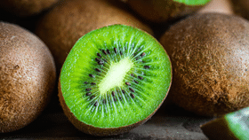 Stop Peeling Kiwi: കിവി കഴിക്കുന്നത് മുമ്പ് തൊലി കളയരുത്? കാരണം ഇതാണ്