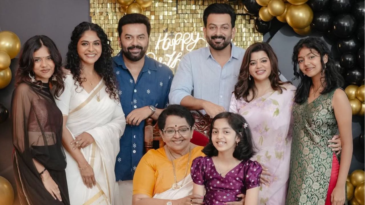 പിറന്നാള് എന്നും പറഞ്ഞ് വീട്ടിലേക്ക് വരും, കേക്ക് മുറിക്കും ഡാന്സെല്ലാം കളിക്കും. ആ സമയത്ത് ഒരു പതിനാറുകാരിയായി മാറും ഞാന്. പ്രാര്ത്ഥനയും നക്ഷത്രയും അലംകൃതയും വന്നാല് ഞാന് അവരുടെ ചേച്ചിയായി മാറുമെന്നും താരം പറഞ്ഞു. (Image Credits: Instagram)