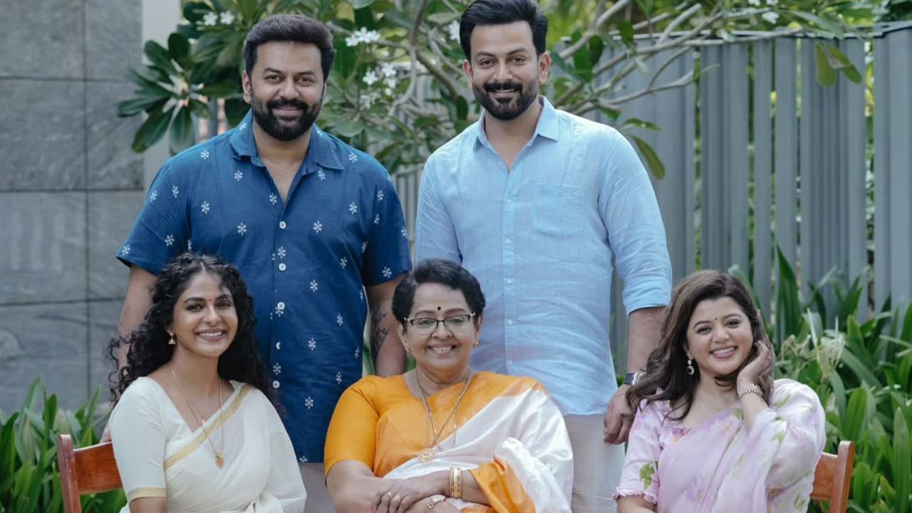 പൃഥ്വിരാജിന്റെ മകള് അംബാനി സ്കൂളില് പഠിക്കുന്നതിനെ കുറിച്ചും മല്ലിക മനസുതുറക്കുന്നുണ്ട്. അലംകൃത അംബാനി സ്കൂളില് പഠിക്കുന്നതൊക്കെ വലിയ വാര്ത്തയാക്കുന്നത് എന്തിനാണെന്ന് എനിക്ക് മനസിലായിട്ടില്ല. എത്രയോ കുട്ടികള് അവിടെ പഠിക്കുന്നുണ്ട്, അത് നല്ല സ്കൂളാണ്. സൂര്യയോ മറ്റോ പറഞ്ഞതുകൊണ്ടാണ് അവിടെ ചേര്ത്തത്, അല്ലാതെ മറ്റൊരു കാരണം ഉണ്ടെന്ന് തോന്നുന്നില്ല. (Image Credits: Instagram)