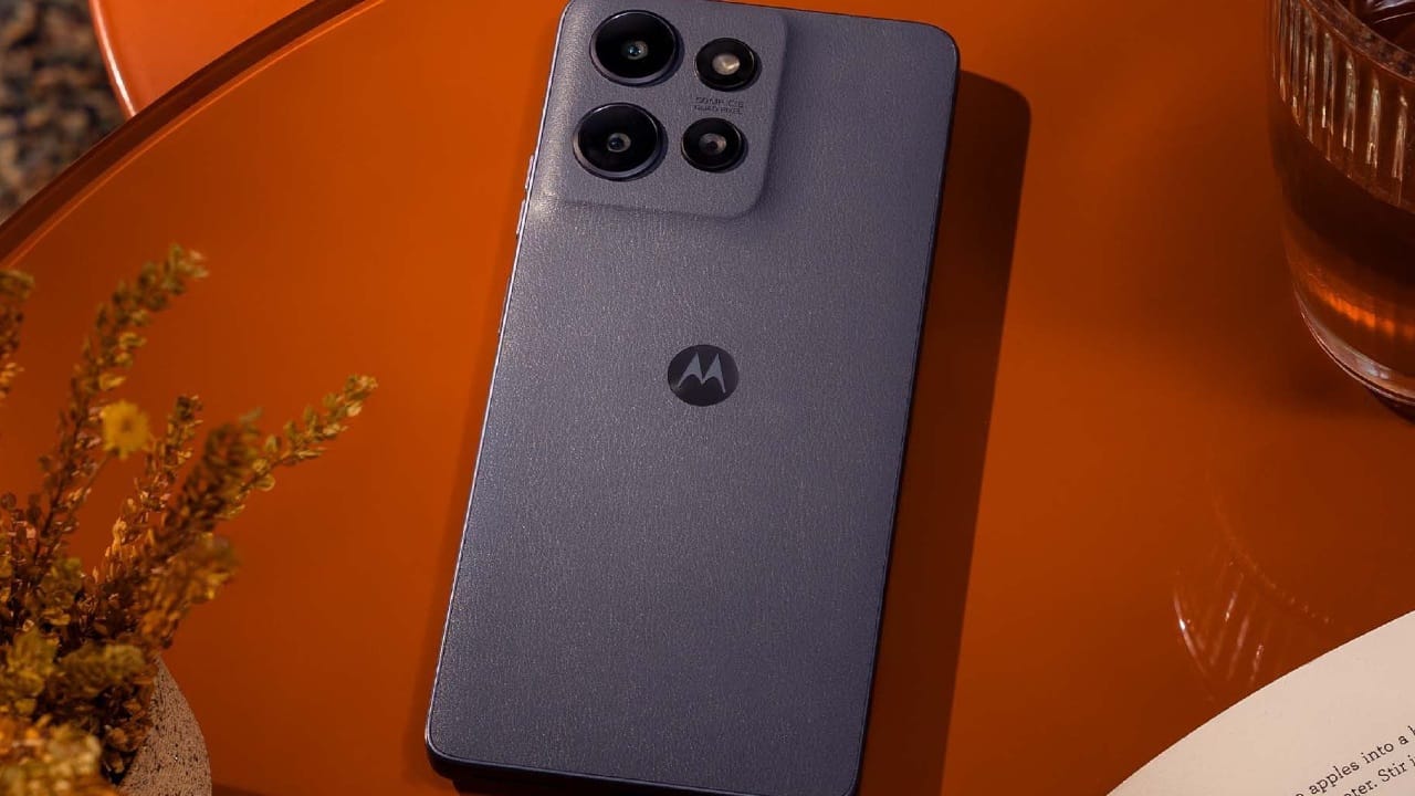 ജി സീരീസിൽ രണ്ട് മോഡലുകൾ പുറത്തിറക്കി മോട്ടൊറോള. മോട്ടോ ജി, മോട്ടോ ജി പവർ എന്നീ ഫോണുകളാണ് പുറത്തിറക്കുക. കുറഞ്ഞ വിലയിൽ പുറത്തിറക്കുന്ന 5ജി ഫോണുകളാണിത്. യുഎസ് മാർക്കറ്റിലാണ് നിലവിൽ ഈ ഫോണുകൾ പുറത്തിറക്കിയിരിക്കുന്നത്. ഇന്ത്യയിൽ എന്ന് പുറത്തിറങ്ങുമെന്ന് വ്യക്തമല്ല. (Image Courtesy - Social Media)