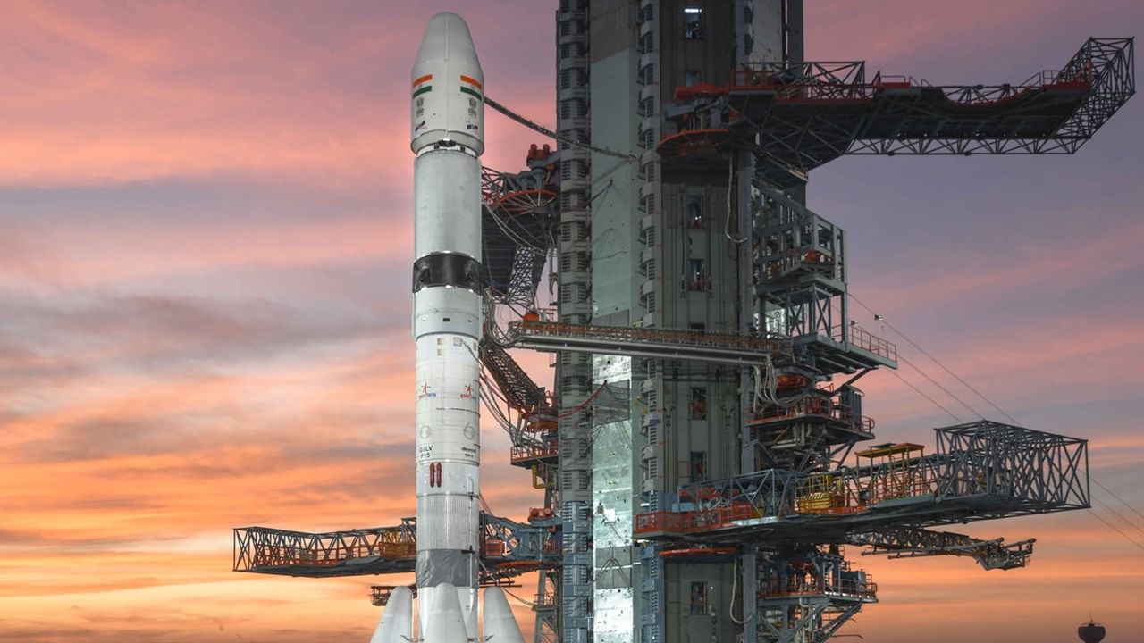 ഗതിനിര്‍ണയ ഉപഗ്രഹമായ എന്‍വിഎസ്-02 ജനുവരി 29ന് രാവിലെ 6.23നാണ് വിക്ഷേപിക്കുന്നത്. 2250 കിലോഗ്രാം ഭാരമാണ് ഇതിനുള്ളത്. ജിഎസ്എല്‍വി റോക്കറ്റ് ഉപയോഗിച്ചാണ് വിക്ഷേപണം  (Image Credits : Social Media)