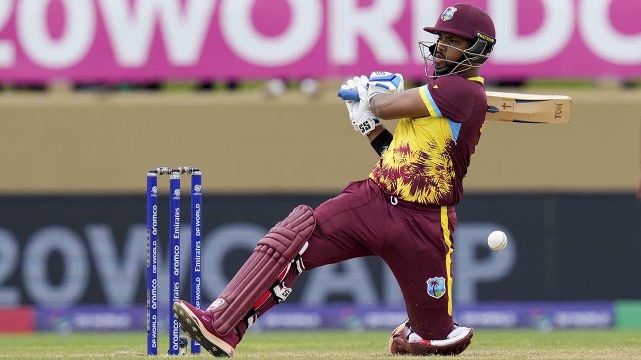 വെസ്റ്റ് ഇന്‍ഡീസിന്റെ നിക്കോളാസ് പൂരന്‍ നാലാം നമ്പറില്‍ ബാറ്റു ചെയ്യും. അഞ്ചാം നമ്പറിലേക്ക് ദക്ഷിണാഫ്രിക്കയുടെ ഹെന്റിച്ച് ക്ലാസനെയാണ് ഭോഗ്ലെ തിരഞ്ഞെടുത്തത് (Image Credits : PTI)