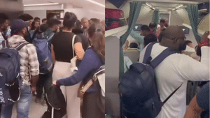 Oman Air Flight Cancelled: എയർ കണ്ടീഷനിംഗ് സിസ്റ്റം തകരാറിലായി; ഹൈദരാബാദിൽ നിന്നുള്ള ഒമാൻ വിമാനം റദ്ധാക്കിയത് എട്ട് മണിക്കൂറിന് ശേഷം; പ്രതിഷേധവുമായി യാത്രക്കാർ