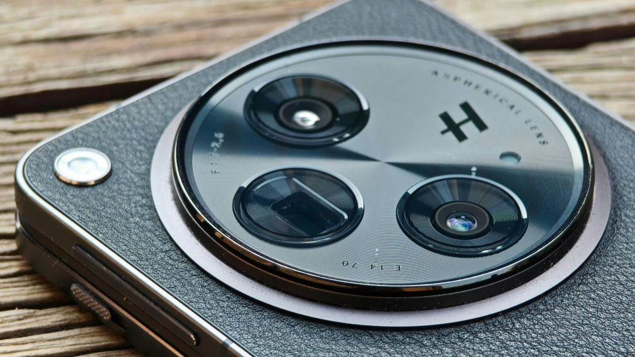 ഈയിടെ പുറത്തുവന്ന പുതിയ ചിത്രങ്ങളിൽ നിന്നാണ് ഇതൊക്കെ വ്യക്തമായത്. വോളിയം, പവർ ബട്ടണുകളുടെയും യുഎസ്ബി പോർട്ടിൻ്റെയും സ്ഥാനം ചിത്രങ്ങളിൽ കാണാം. ഓപ്പോ ഫൈൻഡ് എൻ3യ്ക്ക് സമാനമാണ് ഇത്. 2023ൽ പുറത്തിറങ്ങിയ ഓപ്പോ ഫൈൻഡ് എൻ3യ്ക്ക് ശേഷം ഫൈൻഡ് പരമ്പരയിലെ അടുത്ത ഫോൺ ആണിത്. (Image Courtesy - Social Media)