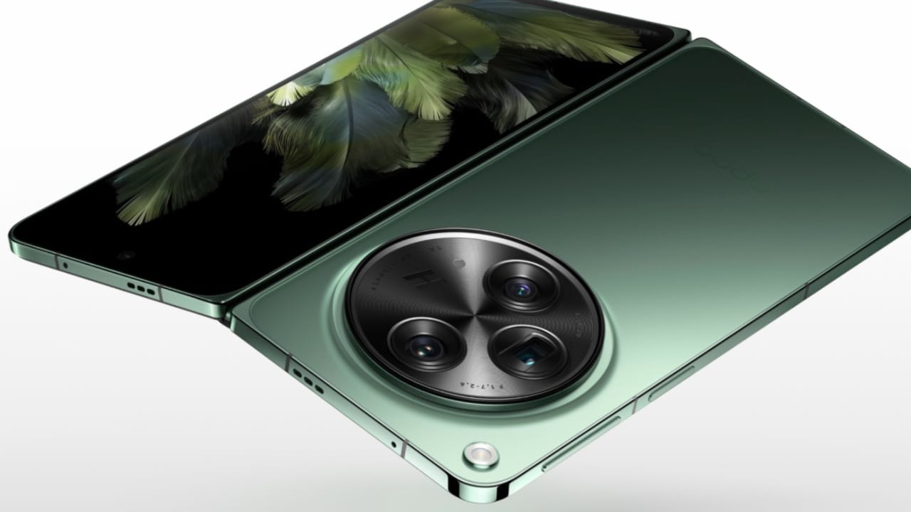 ഓപ്പോയുടെ ഏറ്റവും പുതിയ ഫോൾഡബിൾ ഫോണായ ഓപ്പോ ഫൈൻഡ് എൻ5 ഇറങ്ങുക പുതുമോടിയിൽ. ഓപ്പോ ഫോൾഡബിൾ ശ്രേണിയിലെ ഏറ്റവും പുതിയ ഫോണാണ് ഓപ്പോ ഫൈൻഡ് എൻ5. ഓപ്പോ ഫൈൻഡ് പരമ്പരയിൽ കഴിഞ്ഞ വർഷം പുതിയ മോഡൽ പുറത്തിറക്കിയിരുന്നില്ല. (Image Courtesy - Social Media)