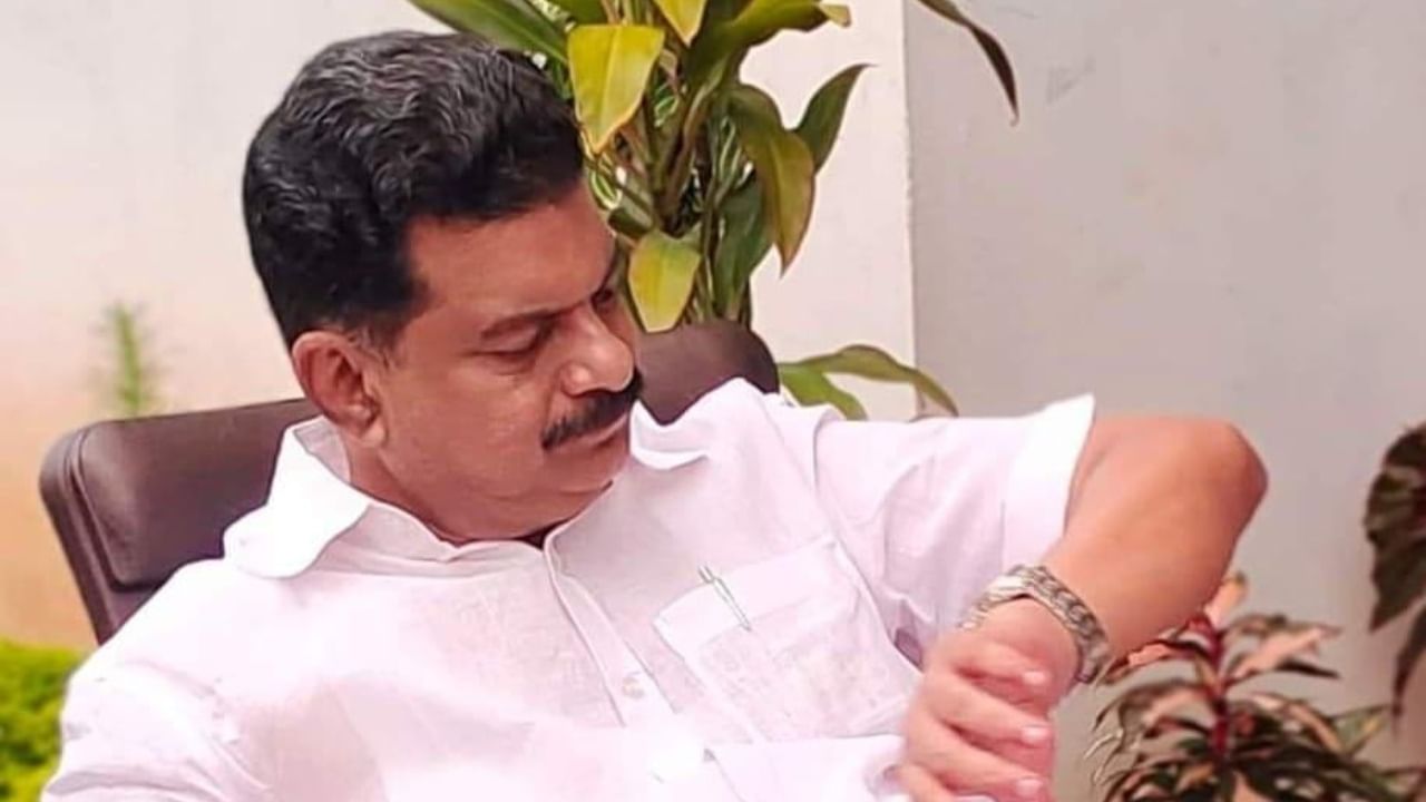 PV Anvar Arrest : ‘അറസ്റ്റ് ചെയ്യാൻ വേണ്ടി വന്നതാണെന്ന് പറയുന്നു; ചുമത്തിയിരിക്കുന്ന കുറ്റം എന്തെന്നറിയില്ല’; പ്രതികരിച്ച് പിവി അൻവർ PV Anvar Arrest : ‘അറസ്റ്റ് ചെയ്യാൻ വേണ്ടി വന്നതാണെന്ന് പറയുന്നു; ചുമത്തിയിരിക്കുന്ന കുറ്റം എന്തെന്നറിയില്ല’; പ്രതികരിച്ച് പിവി അൻവർ