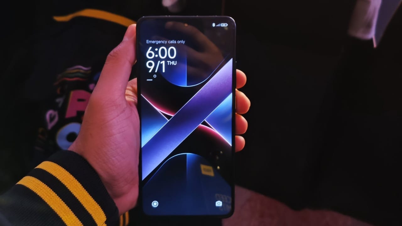 രണ്ട് ഫോണുകളിലും 50 മെഗാപിക്സലാണ് റിയർ ക്യാമറ. എട്ട് മെഗാപിക്സൽ അൾട്രാവൈഡ് ക്യാമറയും റിയർ ഭാഗത്തുണ്ട്. രണ്ട് ഫോണിലും 20 മെഗാപിക്സൽ സെൽഫി ക്യാമറയാണുള്ളത്. ഇമേജ് എഡിറ്റിങും നോട്ട്സും അടക്കം വിവിധ തരത്തിലുള്ള എഐ ഫീച്ചറുകളും ഇരു ഫോണിലുമുണ്ട്. (Image Courtesy - Social Media)