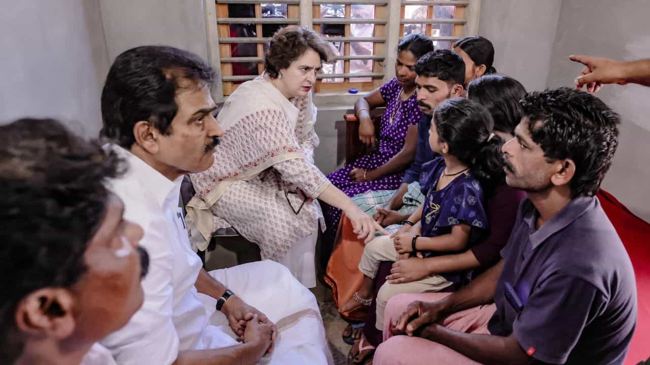 Priyanka Gandhi: കുടുംബത്തോടൊപ്പമുണ്ട് ; കടുവ ആക്രമണത്തിൽ കൊല്ലപ്പെട്ട രാധയുടെ വീട് സന്ദർശിച്ച്  പ്രിയങ്ക ഗാന്ധി; കരിങ്കൊടി കാണിച്ച് സിപിഎം