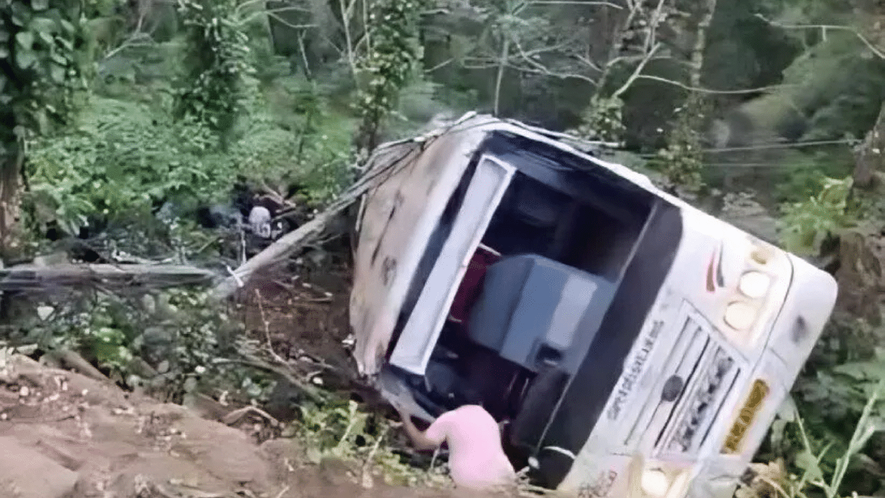 KSRTC Pullupara Accident: ഇടുക്കിയിലെ കെഎസ്ആർടിസി അപകടം, കണ്ണീരണിഞ്ഞ് വിനോദയാത്ര സംഘം; മൂന്ന് മരണം KSRTC Pullupara Accident: ഇടുക്കിയിലെ കെഎസ്ആർടിസി അപകടം, കണ്ണീരണിഞ്ഞ് വിനോദയാത്ര സംഘം; മൂന്ന് മരണം
