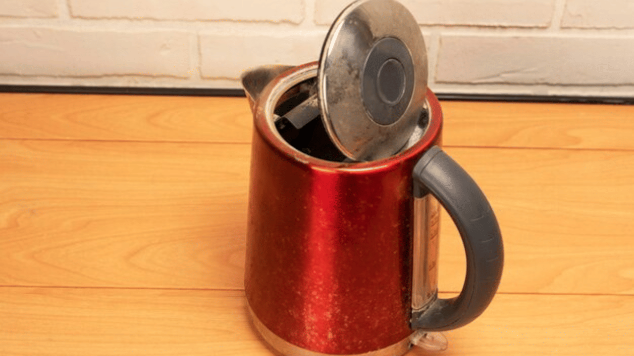 വിനാഗിരി ഉപയോഗിച്ച് കെറ്റിലിൻ്റെ പകുതി നിറയ്ക്കുക. ബാക്കി വെള്ളം ഒഴിക്കുക. വെള്ളം നന്നായി തിളപ്പിക്കുക. പിന്നീട് കഴുകിയ ശേഷം വീണ്ടും വെള്ളമൊഴിച്ച് തിളപ്പിക്കുന്നതിലൂടെ കെറ്റിൽ വൃത്തിയാകും.