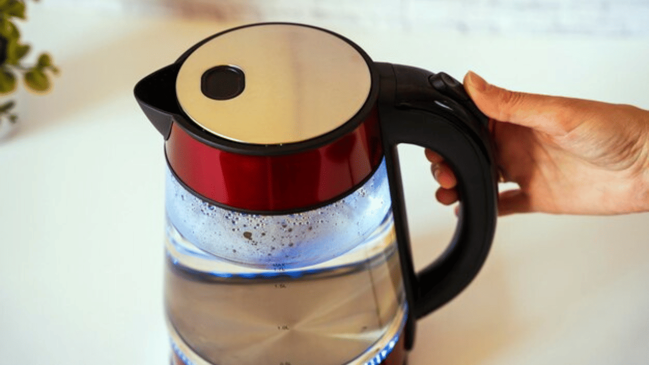 കെറ്റിൽ വെള്ളം നിറച്ച് ഒരു ടേബിൾ സ്പൂൺ ബേക്കിംഗ് സോഡ ചേർക്കുക. വെള്ളം തിളപ്പിച്ച് ശേഷം ഒരു മണിക്കൂർ അതിൽ വയ്ക്കുക.  ശേഷം നന്നായി കഴുകി വയ്ക്കുക. നിങ്ങളുടെ കെറ്റിൽ നന്നായി വെട്ടിത്തിളങ്ങും.