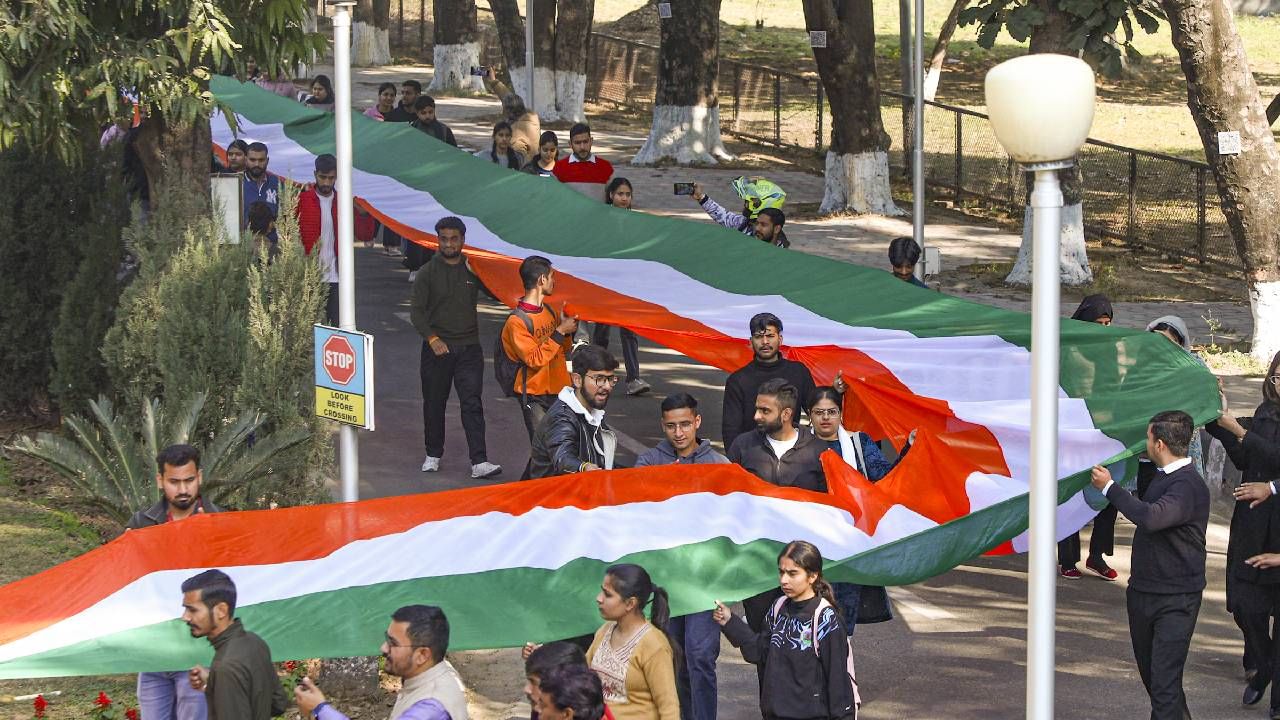 ആ പരേഡിലെ മുഖ്യാതിഥി ഇന്തോനേഷ്യന് പ്രസിഡന്റ് സുകാർനൊയായിരുന്നു.കരസേന, വ്യോമസേന, നാവിക സേന, ഡല്ഹി പോലീസ് എന്നീ വിഭാഗങ്ങളില് നിന്ന് മൂവായിരത്തിലധികം പേരാണ് അന്ന് പരേഡില് പങ്കെടുത്തത്.(image credits:pti)
