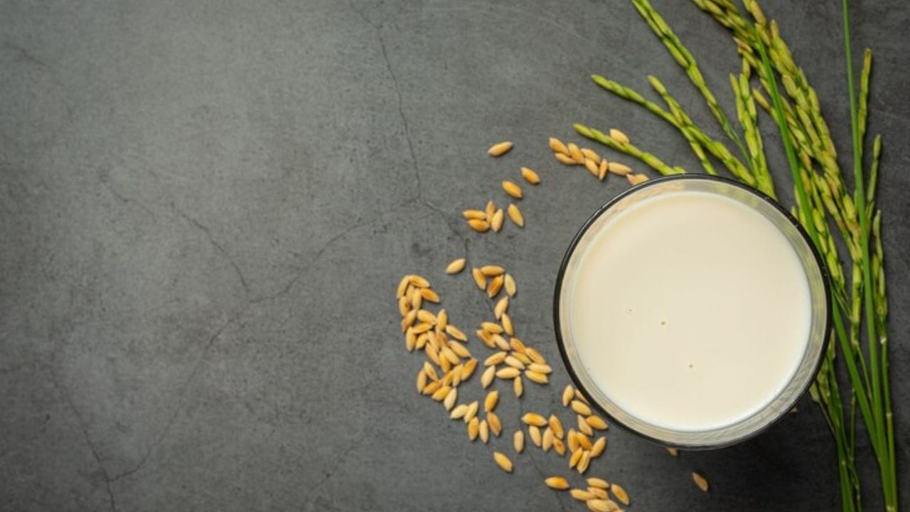 കഞ്ഞിവെള്ളം- മുടിയെ മൃദുവാക്കാനും തിളക്കം വര്‍ധിപ്പിക്കാനും കഞ്ഞിവെള്ളം സഹായിക്കും. അമിനോ ആസിഡ്, വൈറ്റമിന്‍ ഇ, ബി, ആന്റി ഓക്‌സിഡന്റുകള്‍ എന്നിവ കഞ്ഞിവെള്ളത്തില്‍ ധാരാളം അടങ്ങിയിട്ടുണ്ട്. (Image Credits: Freepik)