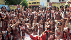 Principal Forces Girls to Remove Shirt: സ്‌കൂളിലെ അവസാന ദിവസം ആഘോഷിച്ച് പത്താംക്ലാസ് വിദ്യാര്‍ഥിനികൾ; ഷര്‍ട്ട് അഴിപ്പിച്ച് പ്രിന്‍സിപ്പലിന്‍റെ ‘ശിക്ഷ’