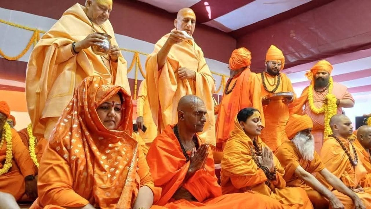 പ്രയാഗ്‌രാജിലെ കുംഭമേളയില്‍ അഭിഷേകം ചെയ്ത ഒമ്പത് മഹാ മണ്ഡലേശ്വര്‍മാരില്‍ ഒരാള്‍ മലയാളിയായ സ്വാമി ആനന്ദവനം ഭാരതിയായിരുന്നു. രാജ്യത്തെ 13 അഖാഡകളില്‍ ഒന്നായ ജൂന അഖാഡയുടെ മഹാമണ്ഡലേശ്വറാണ് സ്വാമി ആനന്ദവനം ഭാരതി (Image Credits : Facebook)