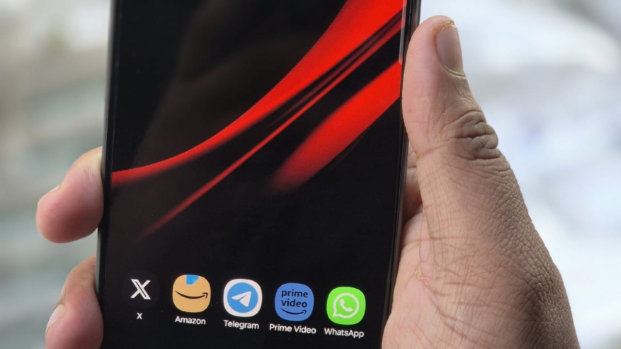 കളർ ഫിൽട്ടർ ഓൺ എൻകാപ്സുലേഷൻ ടെക്നോളജി ഒഎൽഇഡിയിലെ പോളറൈസിങ് പ്ലേറ്റുകൾക്ക് പകരം കളർ ഫിൽട്ടർ ആണ് ഉപയോഗിക്കുക. ഇതുപയോഗിച്ച് പിക്സൽ ഡിഫൈൻ ലെയറിൽ മാറ്റങ്ങൾ വരുത്തും. വൈദ്യുതി ഉപഭോഗം കുറച്ച് വെളിച്ചം വർധിപ്പിക്കുമെന്നും റിപ്പോർട്ടുകൾ സൂചിപ്പിക്കുന്നു. (Image Courtesy - Social Media)