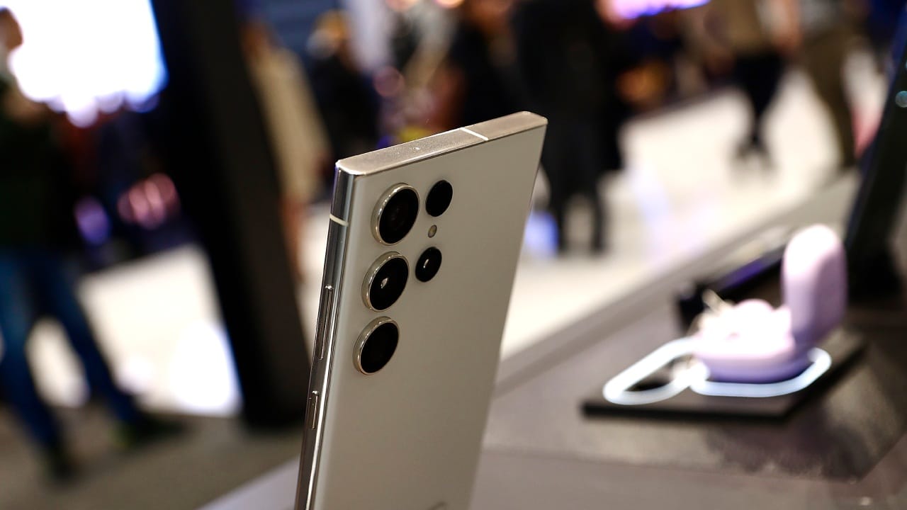 മൊബൈൽ ഫോൺ ക്യാമറ വിപണിയിൽ ഞെട്ടിക്കുന്ന വിപ്ലവമൊരുക്കാൻ സാംസങ് ഒരുങ്ങുന്നതായി റിപ്പോർട്ട്. 500 മെഗാപിക്സലിൻ്റെ ക്യാമറയുമായി സാംസങ് ഉടൻ എത്തുമെന്നാണ് റിപ്പോർട്ട്. ഉടൻ പുറത്തിറങ്ങാനിരിക്കുന്ന സാംസങ് എസ്25 അൾട്രയിൽ 200 മെഗാപിക്സൽ ക്യാമറയാവുമെന്നും റിപ്പോർട്ടുകളുണ്ട്. (Image Credits - Getty Images)
