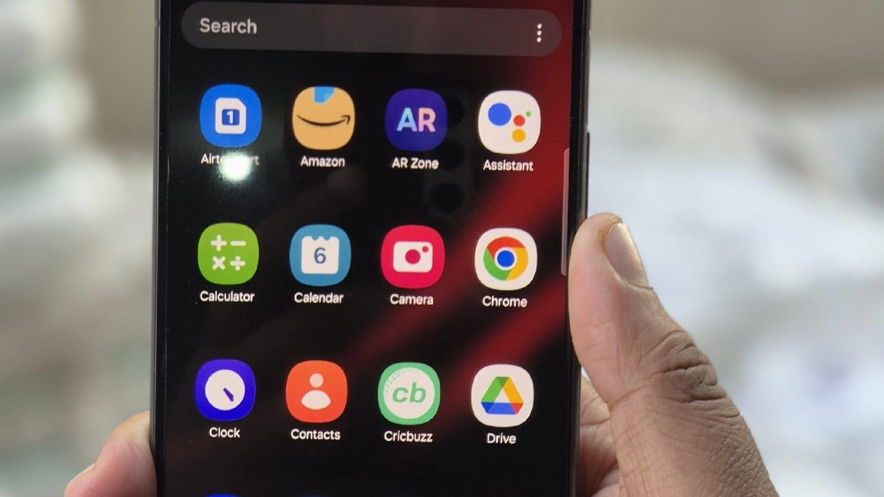 സാധാരണ സ്മാർട്ട്ഫോണിൽ ആദ്യമായി കളർ ഫിൽട്ടർ ഓൺ എൻകാപ്സുലേഷൻ ടെക്നോളജി ഉപയോഗിക്കുന്ന ഫോണാണ് സാംസങ് ഗ്യാലക്സി എസ്26 അൾട്ര. ഇതിലൂടെ കട്ടികുറഞ്ഞ മൊബൈൽ ഫോണുകൾ നിർമ്മിക്കാൻ സാധിക്കും. 2021ൽ പുറത്തിറങ്ങിയ സെഡ് ഫോൾഡിൽ ഈ സാങ്കേതികവിദ്യ ഉപയോഗിച്ചിരുന്നു. (Image Courtesy - Social Media)