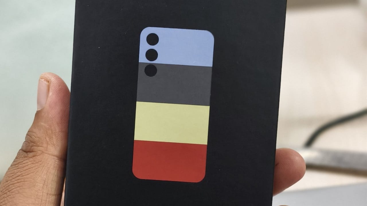 കളർ ഫിൽട്ടർ ഓൺ എൻകാപ്സുലേഷൻ എന്ന ടെക്നോളജിയാണ് സാംസങ് എസ്26 അൾട്ര ഫോണിൽ ഉപയോഗിക്കുക. ഈ ടെക്നോളജിയിലൂടെ ഡിസ്പ്ലേ കൂടുതൽ കട്ടി കുറച്ച് ബ്രൈറ്റ് ആകുമെന്നാണ് സൂചന. നേരത്തെ ഗ്യാലക്സി സെഡ് ഫോൾഡ് ഫോണിൻ്റെ ഡിസ്പ്ലേയിൽ ഈ ടെക്നോളജി ഉപയോഗിച്ചിരുന്നു. (Image Courtesy - Social Media)