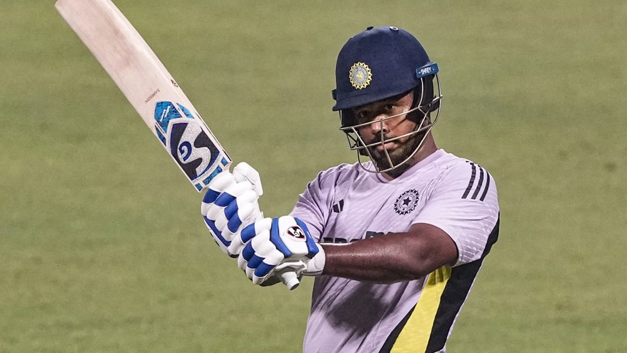 ഇന്ത്യ-ഇംഗ്ലണ്ട് ടി20 പരമ്പരയിലെ നാലാം മത്സരം ഇന്ന് നടക്കുമ്പോള്‍ എല്ലാ കണ്ണുകളും വിക്കറ്റ് കീപ്പര്‍ ബാറ്റര്‍ സഞ്ജു സാംസണിലേക്കായിരിക്കും നീളുന്നത്. പരമ്പരയിലെ ആദ്യ മൂന്ന് മത്സരത്തിലും മികച്ച പ്രകടനം കാഴ്ചവയ്ക്കാന്‍ സാധിക്കാത്ത സഞ്ജുവിന് ഇന്നത്തെ മത്സരത്തിലെ പ്രകടനം ടി20 കരിയറില്‍ നിര്‍ണായകമാണ് (Image Credits : PTI)