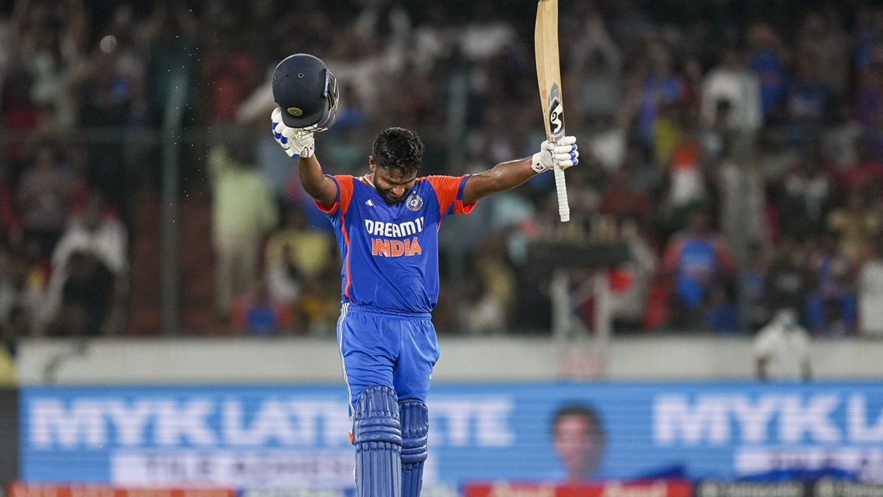 ഓസ്ട്രേലിയയുടെ ട്രാവിസ് ഹെഡും, ഇംഗ്ലണ്ട് താരം ഫില് സാള്ട്ടുമാണ് ഭോഗ്ലെയുടെ ഓപ്പണര്മാര്. മൂന്നാം നമ്പറില് സഞ്ജു സാംസണെയും ഭോഗ്ലെ തിരഞ്ഞെടുത്തു. ഓപ്പണറായും താരത്തെ ഉപയോഗിക്കാമെന്ന് അദ്ദേഹം പറഞ്ഞു (Image Credits : PTI)