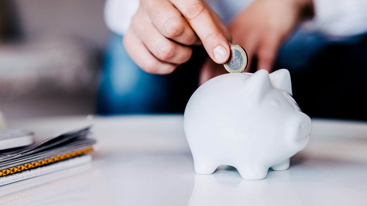 11,111 രൂപയാണ് നിങ്ങള് നിക്ഷേപിക്കുന്നതെങ്കില് 12 വര്ഷം കൊണ്ട് 35.81 ലക്ഷം രൂപ ഉണ്ടാക്കിയെടുക്കാം. നിങ്ങള് നിക്ഷേപിക്കുന്ന തുക 15,99,984 രൂപയും പലിശയായി ലഭിക്കുന്ന 19.81 ലക്ഷം രൂപയുമായിരിക്കും. (Image Credits: Guido Mieth/DigitalVision/Getty Images)