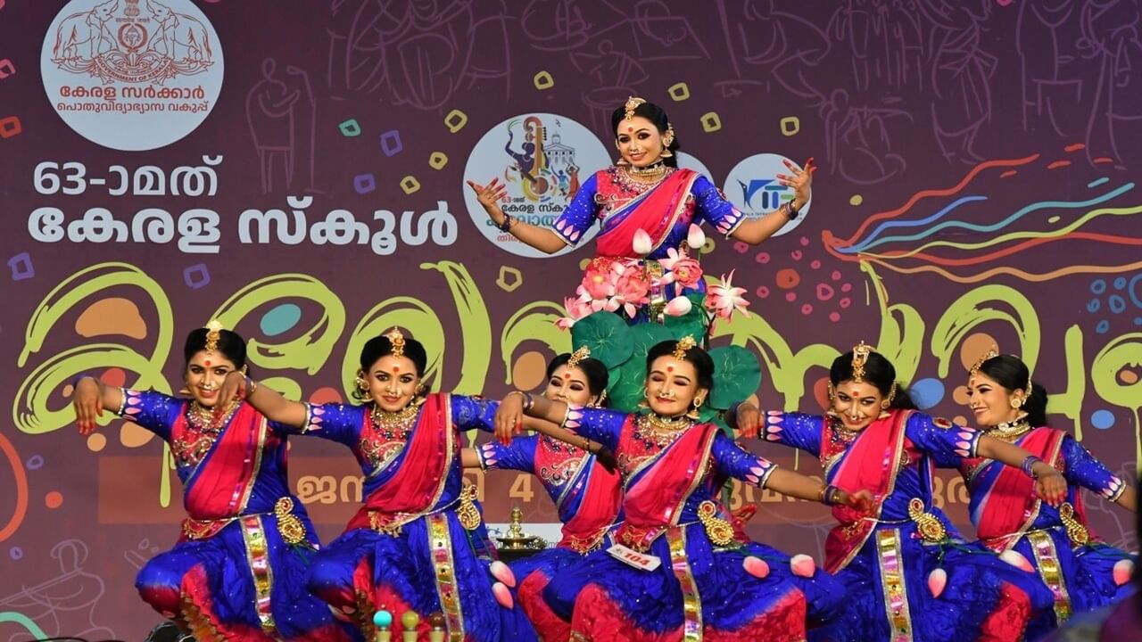 Kerala School Kalolsavam Point Table : കലോത്സവത്തില് തൃശൂരിന്റെ കുതിപ്പ്, വിട്ടുകൊടുക്കില്ലെന്ന വാശിയില് പാലക്കാടും, കണ്ണൂരും; ഇന്ന് സമാപനം Kerala School Kalolsavam Point Table : കലോത്സവത്തില് തൃശൂരിന്റെ കുതിപ്പ്, വിട്ടുകൊടുക്കില്ലെന്ന വാശിയില് പാലക്കാടും, കണ്ണൂരും; ഇന്ന് സമാപനം