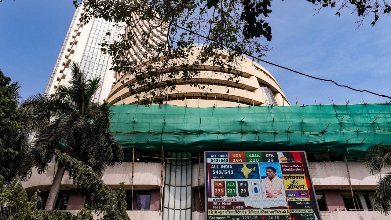 എന്നാല് എസ്ഐപികളില് നിക്ഷേപം നടത്തുന്നതിന് മുമ്പ് മ്യൂച്വല് ഫണ്ടുകളുടെ ലാഭ-നഷ്ട സാധ്യതകളെ കുറിച്ച് നന്നായി മനസിലാക്കുക. അല്ലാതെയുണ്ടാകുന്ന സാമ്പത്തിക നഷ്ടങ്ങള്ക്ക് ടിവി9 മലയാളം ഉത്തരവാദിയായിരിക്കില്ല. (Image Credits: PTI)