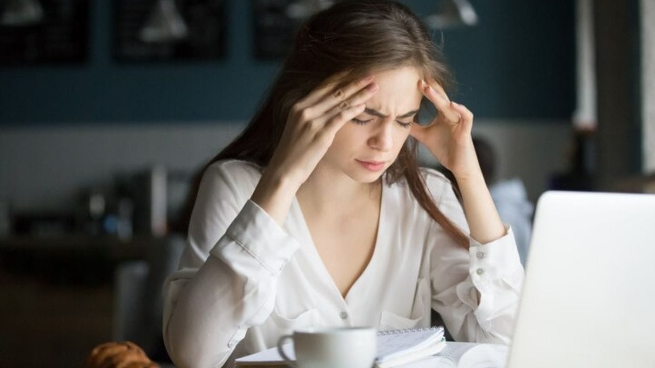 മാനസിക സമ്മര്‍ദത്തെ മറികടക്കുന്നതിനായി എന്തെല്ലാമാണ് ചെയ്യാറുള്ളത്? ചിലര്‍ അമിതമായി ഭക്ഷണം കഴിച്ചാണ് സമ്മര്‍ദത്തെ പരിധിയില്‍ നിര്‍ത്താന്‍ ശ്രമിക്കാറുള്ളത്. ജങ്ക് ഫുഡുകള്‍ അമിതമായി കഴിക്കുന്നതിന് പകരം ഈ പാനീയങ്ങള്‍ കഴിച്ച് സ്‌ട്രെസ് കുറച്ച് നോക്കിയാലോ? (Image Credits: Freepik)