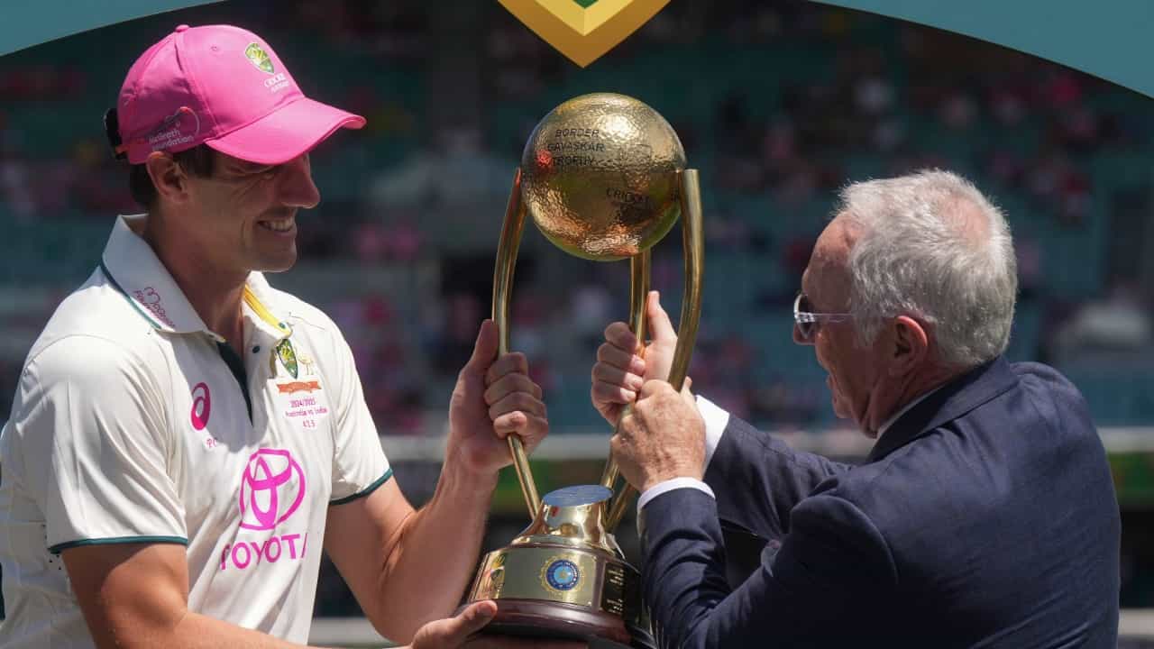 India vs Australia : അതെന്താ ട്രോഫി കൊടുക്കാൻ എന്നെ വിളിക്കാത്തത്?; ക്രിക്കറ്റ് ഓസ്ട്രേലിയയ്ക്കെതിരെ ഗവാസ്കർ India vs Australia : അതെന്താ ട്രോഫി കൊടുക്കാൻ എന്നെ വിളിക്കാത്തത്?; ക്രിക്കറ്റ് ഓസ്ട്രേലിയയ്ക്കെതിരെ ഗവാസ്കർ