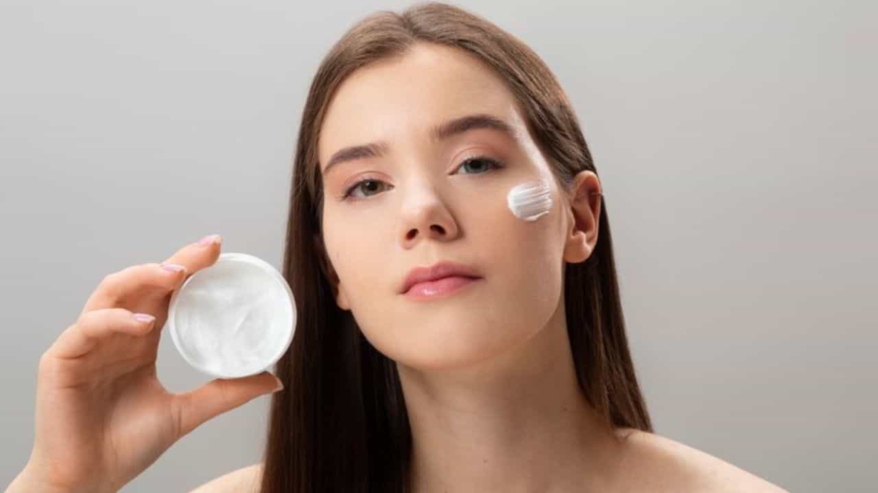 Sunscreen: ചൂടാണ് ചര്മ്മത്തിനും വേണ്ടേ കെയര്; സണ്സ്ക്രീന് പുരട്ടേണ്ടത് എപ്പോള്? Sunscreen: ചൂടാണ് ചര്മ്മത്തിനും വേണ്ടേ കെയര്; സണ്സ്ക്രീന് പുരട്ടേണ്ടത് എപ്പോള്?