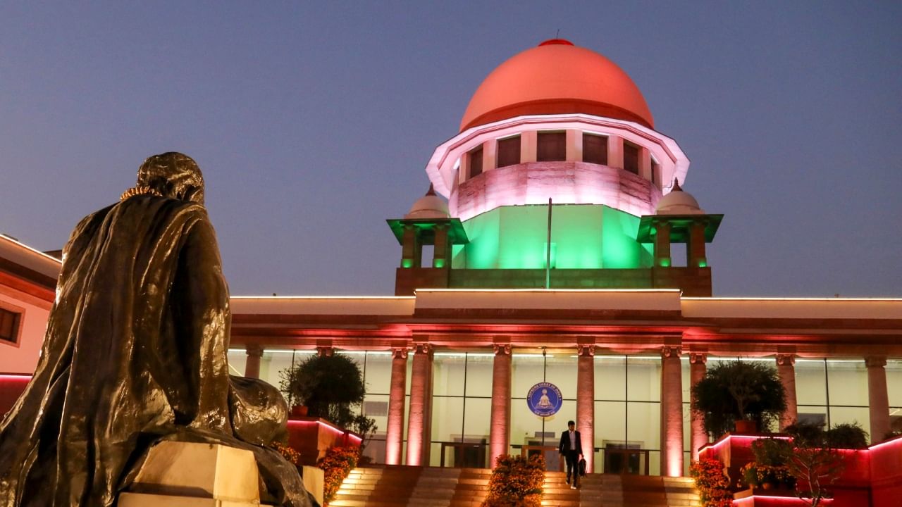 Supreme Court: സ്ത്രീധന, ഗാർഹിക പീഡന നിയമങ്ങൾ പൊളിച്ചെഴുതണമെന്ന ഹർജി തള്ളി; സമൂഹം മാറണമെന്ന് സുപ്രീം കോടതി Supreme Court: സ്ത്രീധന, ഗാർഹിക പീഡന നിയമങ്ങൾ പൊളിച്ചെഴുതണമെന്ന ഹർജി തള്ളി; സമൂഹം മാറണമെന്ന് സുപ്രീം കോടതി