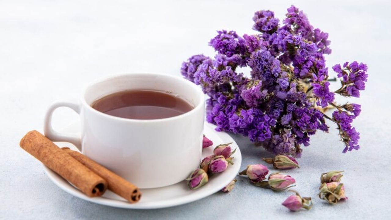 ലാവണ്ടര്‍ ചായ- ലാവണ്ടര്‍ ചായക്ക് നിരവധി ആരോഗ്യ ഗുണങ്ങളുണ്ട്. ശരീരത്തിനും മനസിനും വിശ്രമം നല്‍കുന്നതിനും മാനസിക സമ്മര്‍ദവും ഉത്കണഠയും കുറയ്ക്കാനും ഇത് സഹായിക്കും. ഈ ചായ രാത്രി ഉറങ്ങുന്നതിന് മുമ്പ് പതിവായി കുടിക്കുന്നത് നല്ലതാണ്. (Image Credits: Freepik)