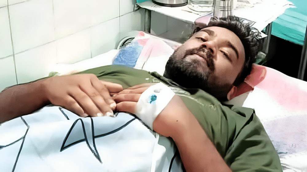 Man Fall Out of Train: വാതിലിന് അടുത്തിരുന്ന് യാത്ര; ട്രെയിനില് നിന്നും തെറിച്ചു വീണ് യുവാവ്; രക്ഷപ്പെട്ടത് അത്ഭുതകരമായി Man Fall Out of Train: വാതിലിന് അടുത്തിരുന്ന് യാത്ര; ട്രെയിനില് നിന്നും തെറിച്ചു വീണ് യുവാവ്; രക്ഷപ്പെട്ടത് അത്ഭുതകരമായി