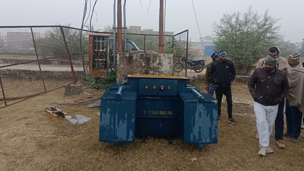 Transformer Theft: കള്ളൻ മോഷ്ടിച്ചത് ട്രാൻസ്ഫോർമർ; 5000 പേരടങ്ങുന്ന ഗ്രാമം മുഴുവൻ 25 ദിവസമായി ഇരുട്ടിൽ Transformer Theft: കള്ളൻ മോഷ്ടിച്ചത് ട്രാൻസ്ഫോർമർ; 5000 പേരടങ്ങുന്ന ഗ്രാമം മുഴുവൻ 25 ദിവസമായി ഇരുട്ടിൽ