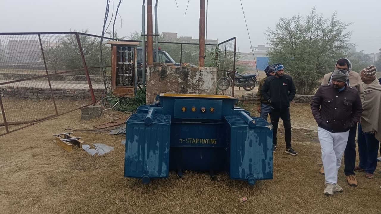 Transformer Theft: കള്ളൻ മോഷ്ടിച്ചത് ട്രാൻസ്ഫോർമർ; 5000 പേരടങ്ങുന്ന ഗ്രാമം മുഴുവൻ 25 ദിവസമായി ഇരുട്ടിൽ Transformer Theft: കള്ളൻ മോഷ്ടിച്ചത് ട്രാൻസ്ഫോർമർ; 5000 പേരടങ്ങുന്ന ഗ്രാമം മുഴുവൻ 25 ദിവസമായി ഇരുട്ടിൽ