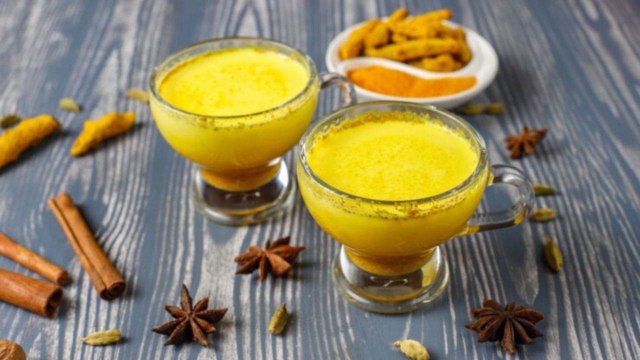 മഞ്ഞള്‍ പാല്‍- പാലില്‍ ആന്റി ഇന്‍ഫ്‌ളമേറ്ററി ഗുണങ്ങളുള്ള കുര്‍ക്കുമിന്‍ മഞ്ഞള്‍ ചേര്‍ത്ത് കുടിക്കുന്നത് സ്‌ട്രെസ് കുറയ്ക്കാനും മാനസികാരോഗ്യം മെച്ചപ്പെടുത്താനും സഹായിക്കും. (Image Credits: Freepik)