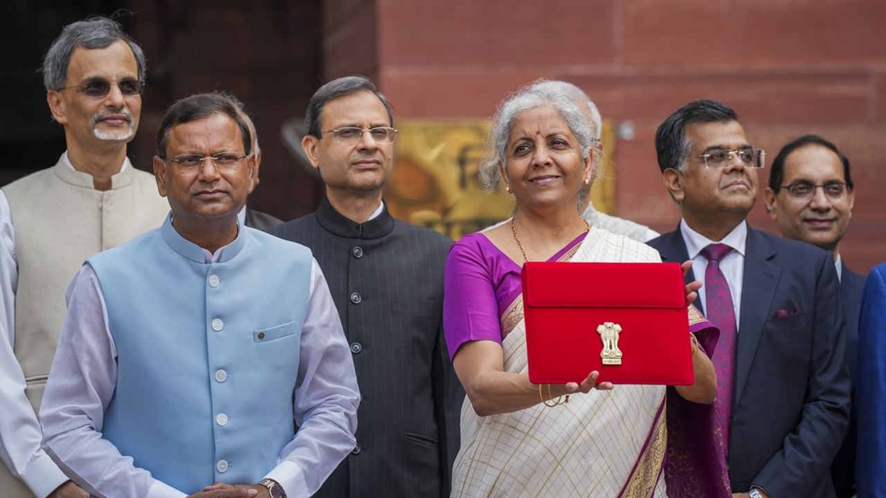 Union Budget 2025 : ബജറ്റ് അവതരിപ്പിക്കും വരെ പുറംലോകവുമായി ബന്ധമില്ല; ധനമന്ത്രാലയത്തിലെ ഉദ്യോഗസ്ഥര്ക്ക് ഇത് ‘ക്വാറന്റൈന് വൈബ്’; ഇവര് എവിടെ താമസിക്കും? Union Budget 2025 : ബജറ്റ് അവതരിപ്പിക്കും വരെ പുറംലോകവുമായി ബന്ധമില്ല; ധനമന്ത്രാലയത്തിലെ ഉദ്യോഗസ്ഥര്ക്ക് ഇത് ‘ക്വാറന്റൈന് വൈബ്’; ഇവര് എവിടെ താമസിക്കും?