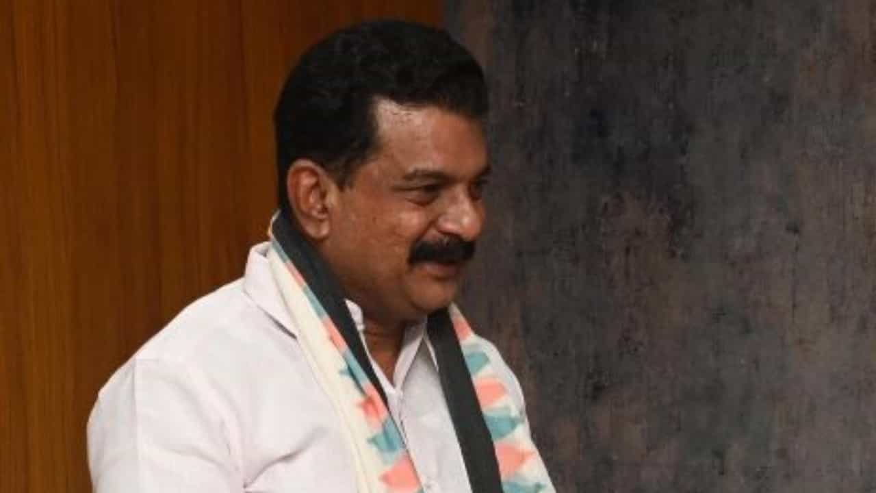 PV Anvar: ആലുവയിൽ പാട്ടാവകാശം മാത്രമുള്ള 11 ഏക്കർ ഭൂമി കൈവശപ്പെടുത്തി; പിവി അൻവറിനെതിരെ വിജിലൻസ് അന്വേഷണം PV Anvar: ആലുവയിൽ പാട്ടാവകാശം മാത്രമുള്ള 11 ഏക്കർ ഭൂമി കൈവശപ്പെടുത്തി; പിവി അൻവറിനെതിരെ വിജിലൻസ് അന്വേഷണം
