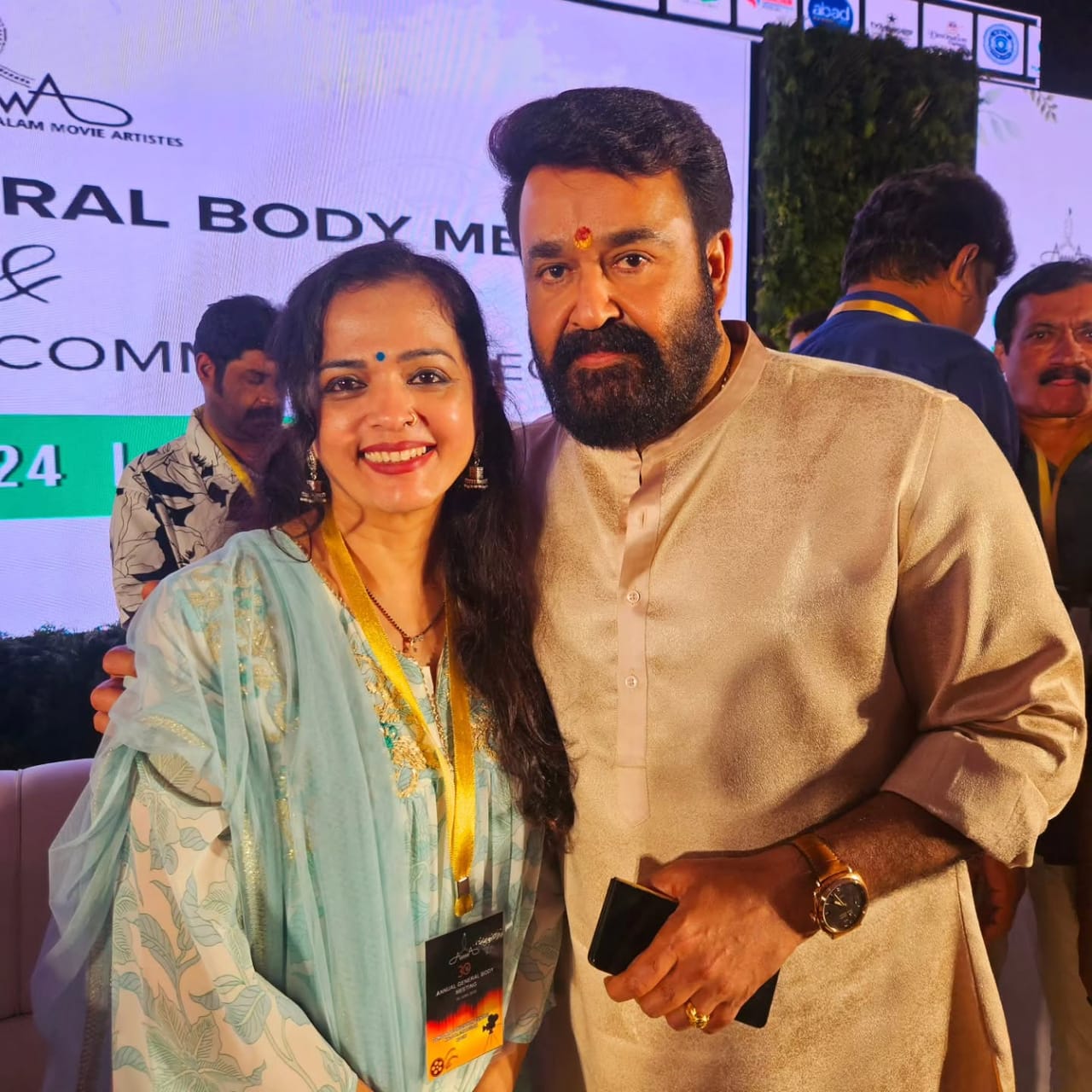 ഒന്നാനം കുന്നിൽ ഓരടി കുന്നിൽ എന്ന പ്രിയദർശൻ ചിത്രത്തിലൂടെയാണ് വിന്ദുജ തൻ്റെ സിനിമ ജീവിതം ആരംഭിക്കുന്നത്. ചെറു വേഷങ്ങളായിരുന്നെങ്കിലും വിന്ദുജ എന്ന നടിക്ക് കൈരിയർ ഒരു ബ്രേക്ക് ത്രൂ ലഭിച്ചത് പവിത്രത്തിൽ മോഹൻലാലിൻ്റെ പെങ്ങളായിട്ടുള്ള കഥാപാത്രത്തെ അവതരിപ്പിച്ചാണ്.