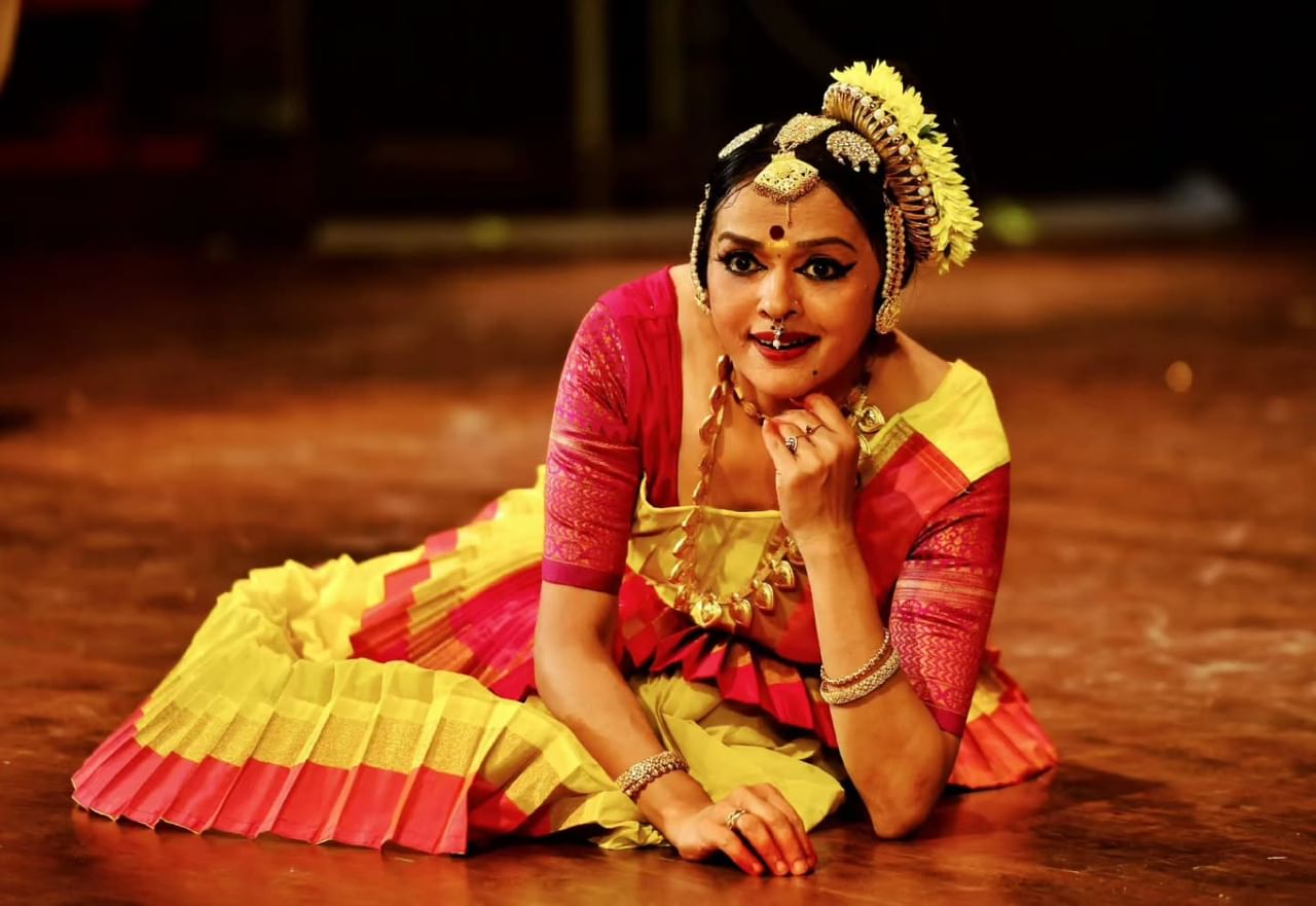 കലാമണ്ഡലം വിമല മോനോൻ്റെ മകളായ വിന്ദുജ സിനിമയിലേക്ക് പ്രവേശിക്കുന്നത് കലോത്സവ വേദിയിലൂടെയാണ്. തുടക്കത്തിൽ പത്മരാജൻ ചിത്രങ്ങളിൽ ചെറു വേഷങ്ങൾ ചെയ്തെങ്കിലും പിൻഗാമിയിലും പവിത്രത്തിലൂടെയുമാണ് വിന്ദുജയെ എല്ലാവരും ശ്രദ്ധിക്കാൻ തുടങ്ങിയത്