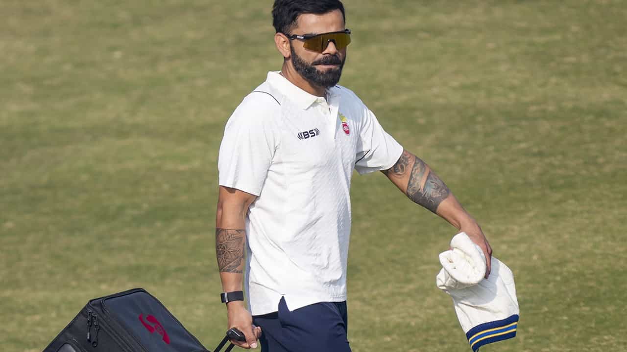 Virat Kohli : കിറ്റ് ബാഗ് എടുക്കാന്‍ സഹായിക്കണമെന്ന് യുവതാരങ്ങളോട് ഡല്‍ഹി മാനേജര്‍; തന്നെ കൊണ്ടുപൊയ്‌ക്കോളാമെന്ന് വിരാട് കോഹ്ലി; രഞ്ജി പരിശീലനത്തിനിടെ നടന്നത്‌